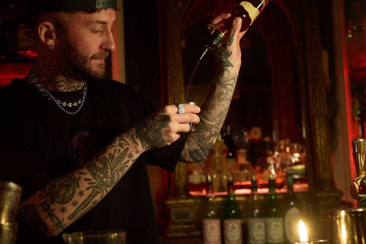 Derrière le comptoir d’Isadora : Charly & Max, un duo de feu au service de la nuit parisienne